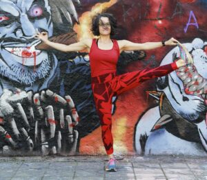 Saskia im roten Sportoutfit vor bunter Graffitiwand (c) Marlène Meyer-Dunker Saskia im roten Sportoutfit vor bunter Graffitiwand (c) Marlène Meyer-Dunker